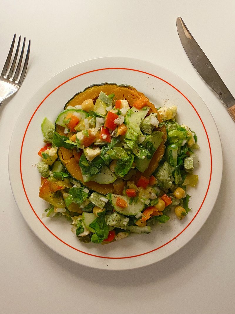 후숙되어서 달달해진 밤호박 그릇에 냉장고 털어서 썰은 야채를 모두 섞어주고! 챱
 샐러드 만들어서 와르르 부어주면? 든든하고 건강한 맛있는 한 끼 완성입니다~😛 더할나위없는 여름의 맛 그대로!! ෆ⃛ ෆ⃛ ෆ⃛   #밤호박 #콥샐러드 #여름샐러드 #찹샐러드 #호박샐러드 #샐러드 #밤호박샐러드