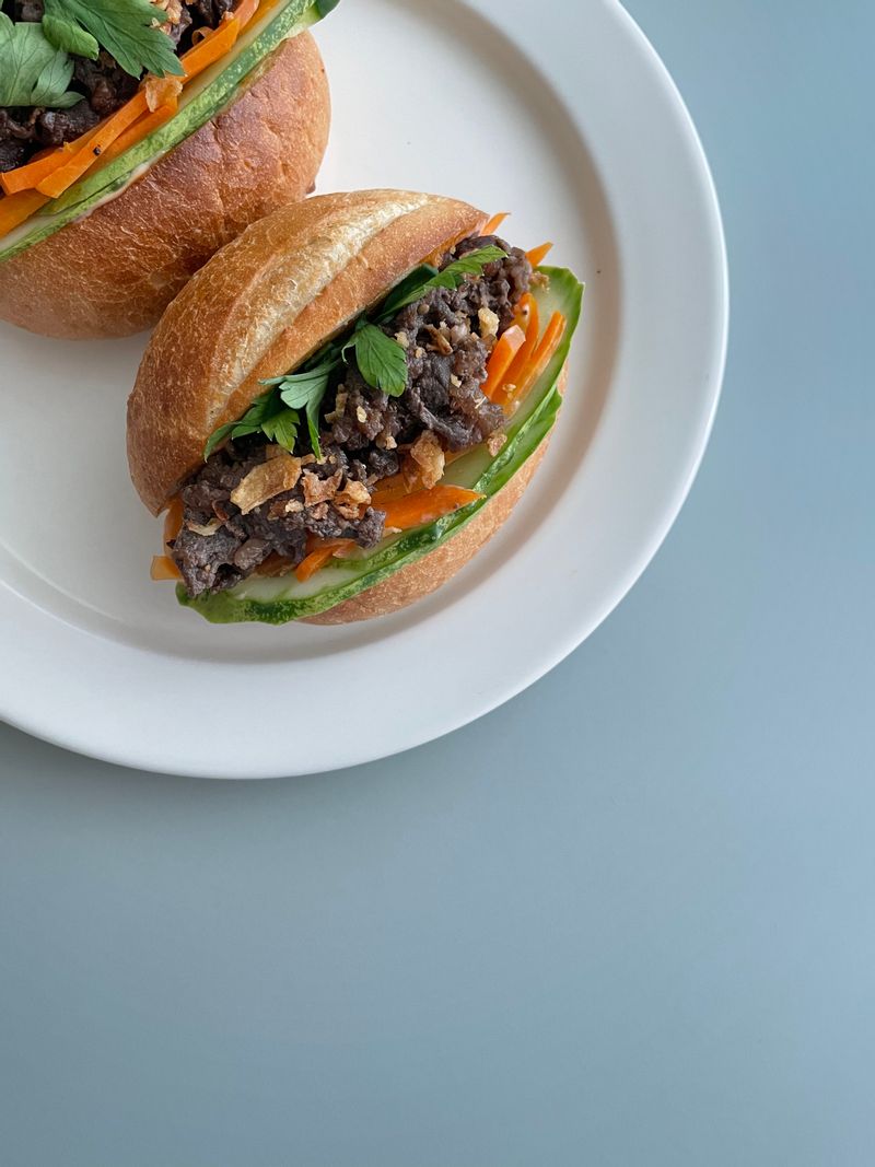 우리의 식탁에서 구매한 소불고기 샌드위치 해먹으니 너무 맛있어요 😭 반미스타일로 소스랑 야채 넣으니 천국의 맛🥺 다이어트 언제 하죠..!  #불고기샌드위치 #반미샌드위치 #샌드위치만들기 #소불고기 #샌드위치 #홈브런치 #브런치 #반미