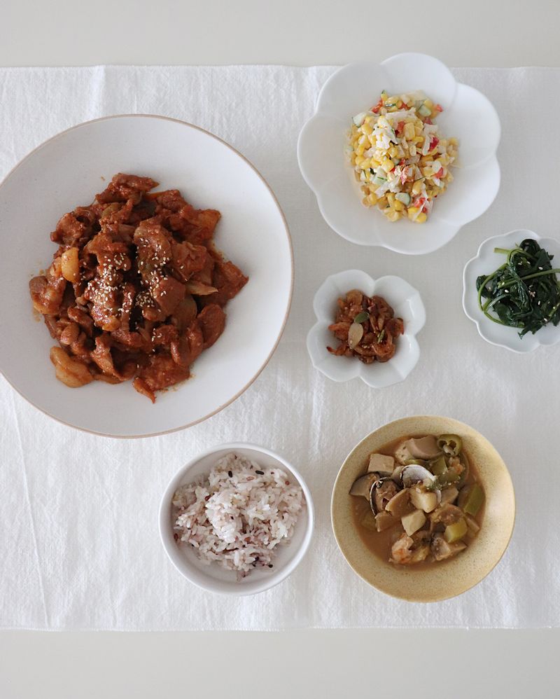 새 그릇을 사면 요리하고싶은 마음 생기는거 저만 그런거 아니죠?ㅎㅎ 마음에 드는 종지를 집에 들이고 한상 차려보았어요🎐 #제육볶음 #고추장제육볶음 #집밥 #신혼그릇 #무자기 #굽접시