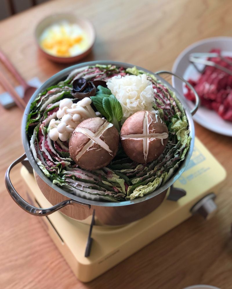 근사한 한끼, 밀푀유 스키야키 🍖🥬
익힌 야채와 고기를 수란에 콕 찍어먹으면 하루의 피로가 녹아요. 오늘 든든한 한끼도 고마운 이지잇 밀키트로 해결 🍚 #밀푀유스키야키 #이지잇 #밀키트 #스키야키 #밀푀유 #밀푀유나베