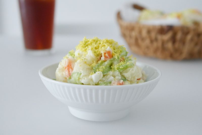 친정 텃밭에서 캔 감자로 감자샐러드 :)
 오독오독 소금에 살짝 절인 오이가 신의한수 🙈
 그냥 먹어도 맛있는데
 모닝빵이나 식빵에 발라서 샌드위치로 먹으니 
 더 맛있고 한조각만 먹어도 배가 든든해요 :)  #감자샐러드 #감자요리 #감자샌드위치