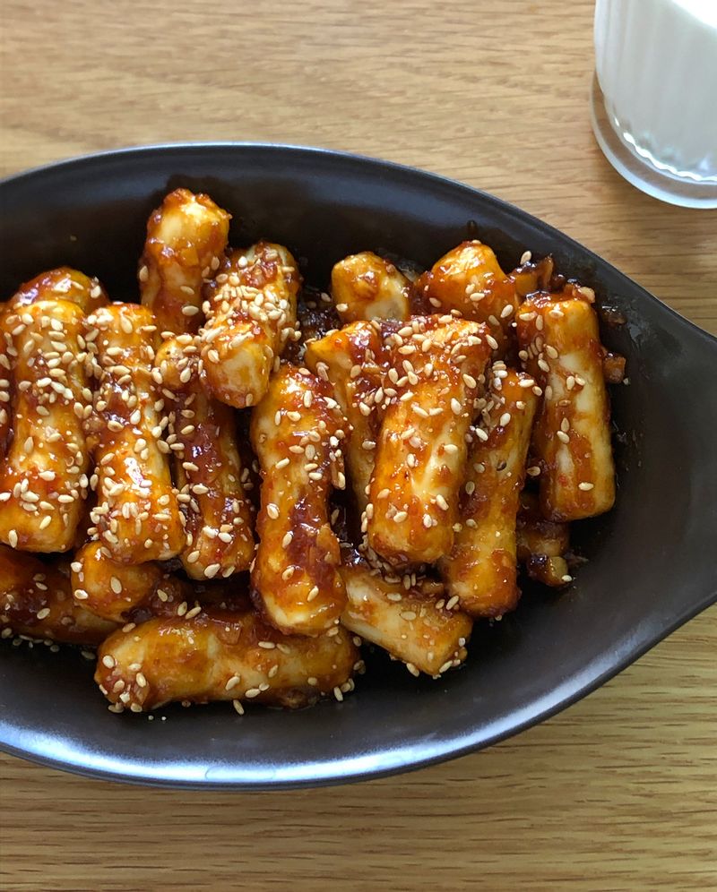 달큰 짭잘 기름 떡볶이
에어프라이에 구운 떡을 기름을 두른 펜에 양념과 함께 볶아줍니다. 색다른 떡볶이가 먹고싶을때 지글지글 단짠 기름떡볶이 추천해요 🍒 #기름떡볶이 #떡볶이 #맥주안주 #떡맥 #단짠 #떡볶이떡