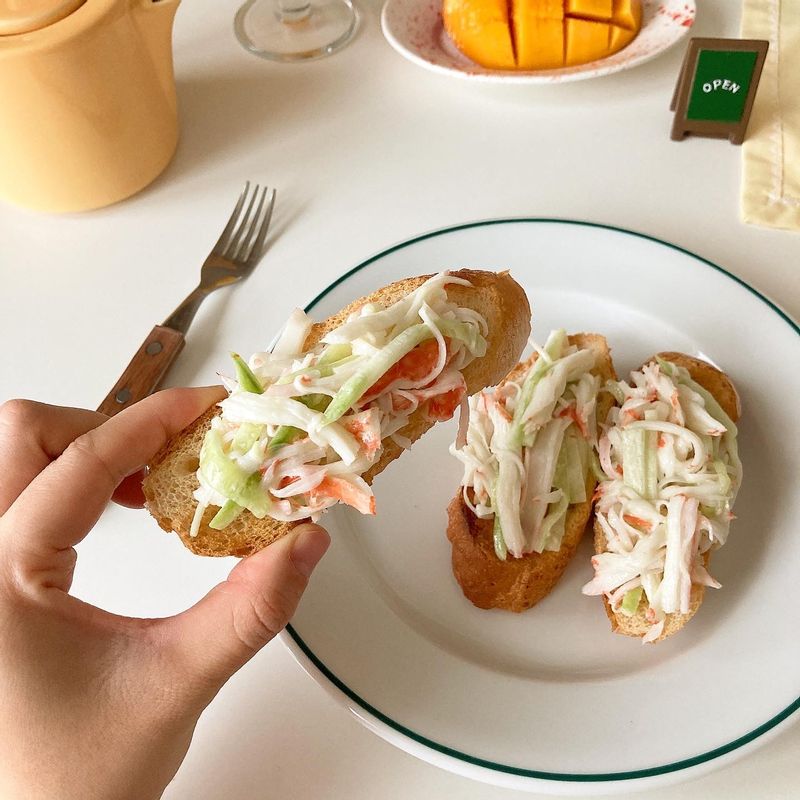 오이크래미샌드위치
오이1개 크래미 1팩 마요네즈 3T
여름과 잘 어울리는 오이를 가득 넣어
식빵이나 바게트에 올려 간단하게 먹는 메뉴입니다 #크래미샌드위치 #오이활용 #브런치