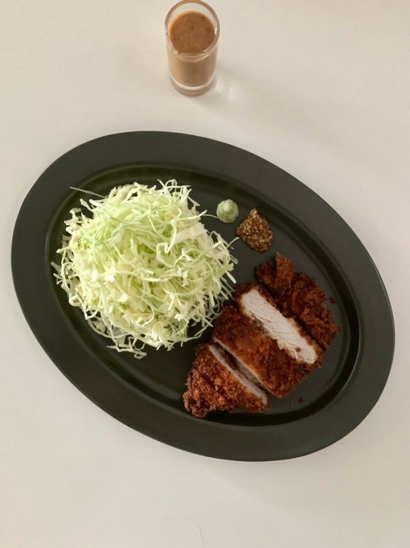 돈까스가 엄청 땡기는날 한눈 팔다가 살짝 태워버렸지만 돈까스 이즈 러브! #두툼돈까스 #이지잇돈까스 #돈까스 #양배추샐러드 #등심돈까스 #이지잇 #간편식