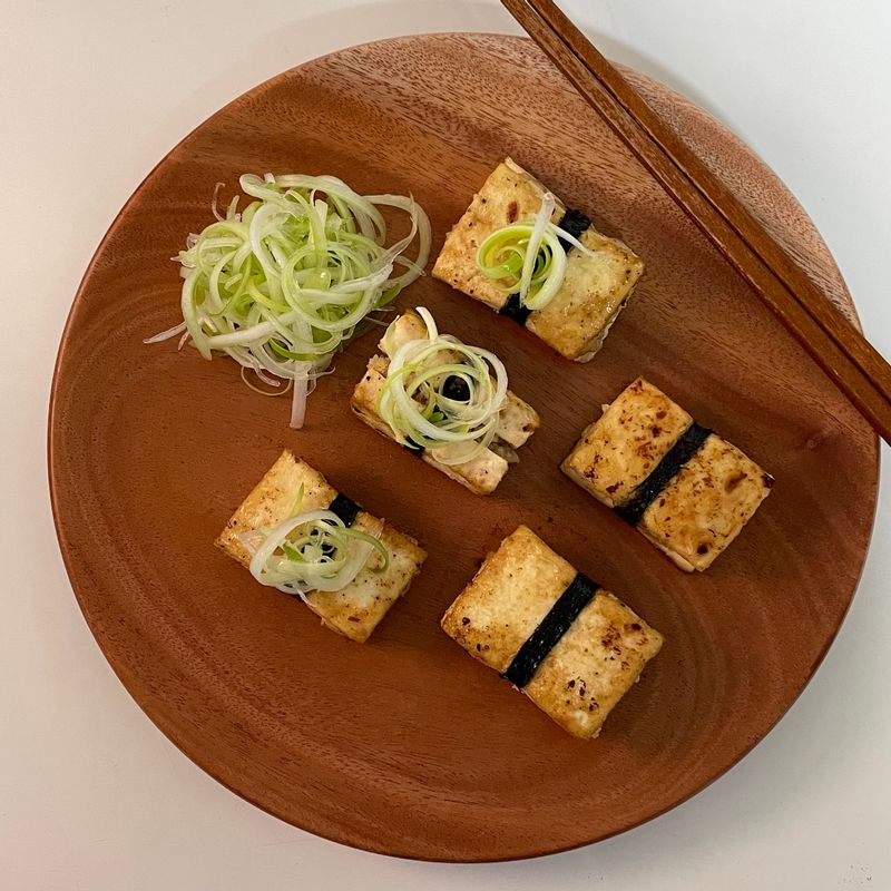 담백함이 듬뿍 담긴, 두부샌드 조림! / 더운여름, 단백질을 맛잇고 건강하게 채워줄 두부샌드 조림을 만들어보았어요! 
 우리의식탁 레시피를 참고하였고, 저는 다진쇠고기 대신, 닭가슴살을 잘게다져 만들었답니다😊 
 시원한 파채와 담백한 두부조림의 조합이 최고랍니다!  #두부샌드조림 #두부조림 #키토식단