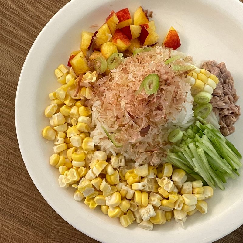 초당옥수수 오이 비빔국수 / 🌽🥒
  달달함이 톡톡 터지는 초당옥수수와 시원한 오이가 아삭 씹히는 여름제철 비빔국수를 만들었어요! 
 1. 면을 삶아주시고, 찬물에 헹구고 체에 받쳐 물기를 제거해주세요.
 2. 옥수수를 세워 칼로 커팅해주시고, 오이는 채썰기, 천도복숭아는 먹기 좋은 크기로 썰기, 무는 강판에 갈아주세요.
 3. 그릇에 면을 올리고, 옥수수, 오이, 복숭아, 무, 참치를 올려주세요.
 4. 쯔유 소스 (쯔유 3, 레몬즙 1, 올리고당 1, 참기름 1, 후추 적당량)를 면위에 부어주세요.
 5. 가쓰오부시와 송송썬 파를 뿌려 맛있게 즐겨주세요 💛  #비빔국수 #초당옥수수 #여름비빔국수 #옥수수