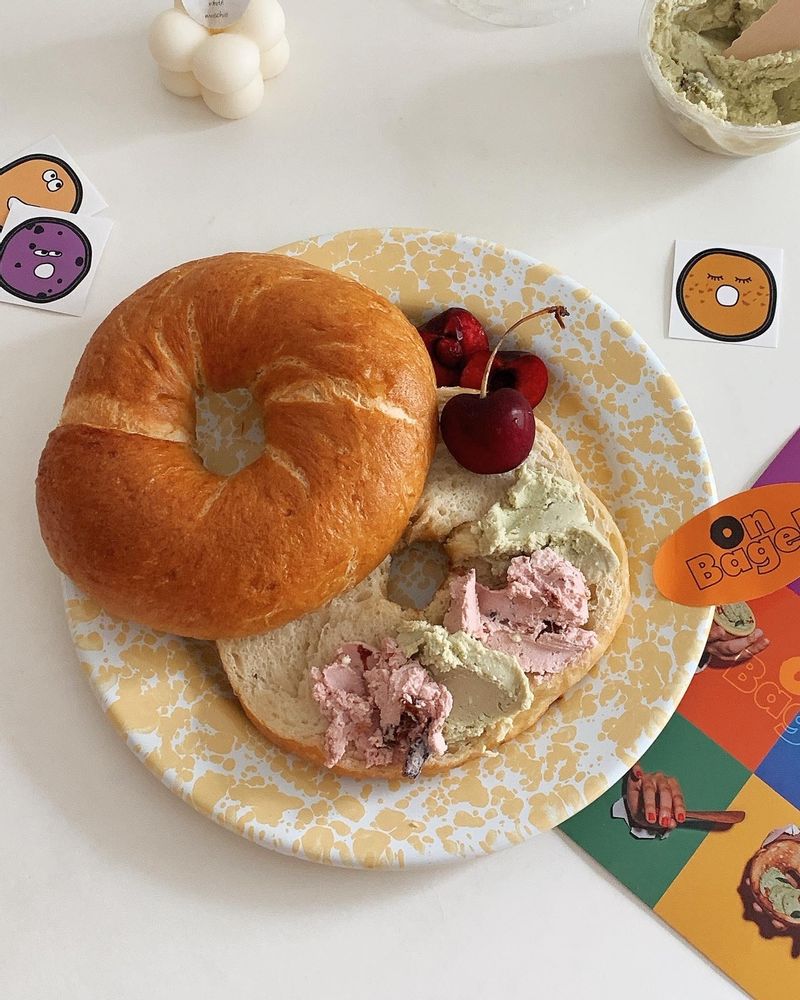 쫀득한 수제베이글에 크림치즈와 그릭요거트를 겹쳐발라 한층 더 예쁘게 담아봤어요◡̈   #베이글 #수제베이글 #홈카페 #브런치 #그릭요거트 #크림치즈