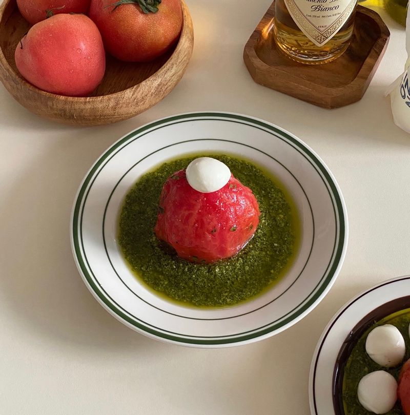 토마토 마리네이드 만들어서 바질페스토, 보코치니랑 함께 먹었어요🍅 #토마토마리네이드 #토마토 #바질페스토 #홈스토랑 #홈브런치 #토마토요리