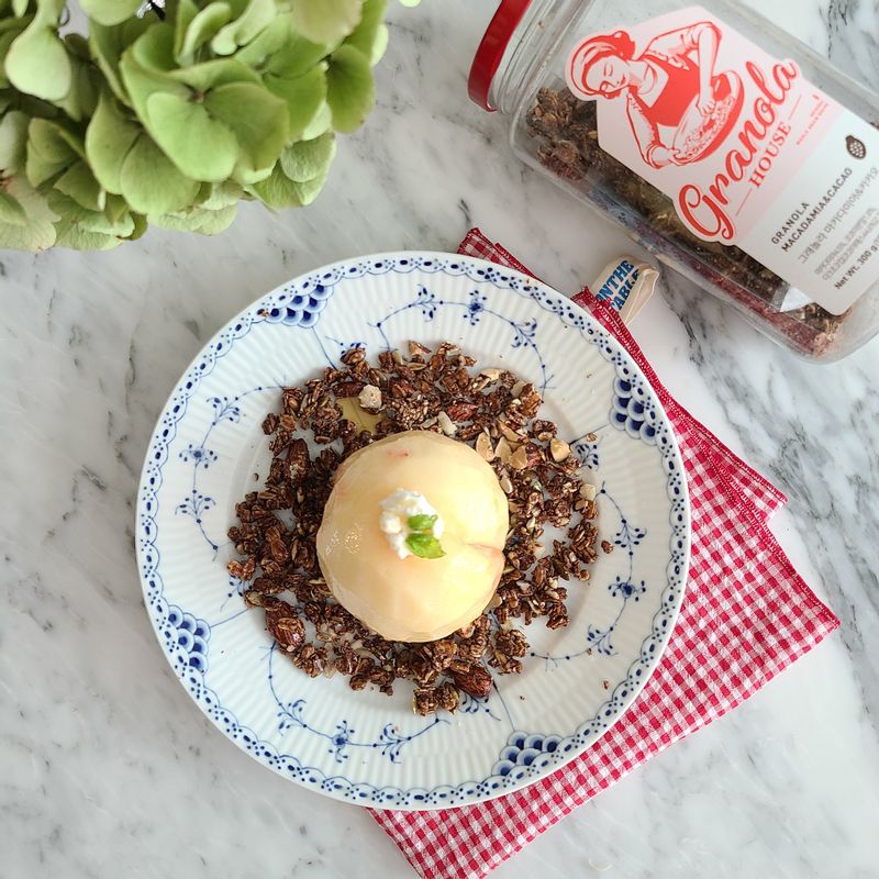 우리의식탁에서 그릭요거트를 품은 복숭아 이름짓기 이벤트가 있었는데 '요거피치'로 되었네요. 신박한 이름 아이디어 좋네요. sns에서 핫하고 매체에도 소개 될정도로 유명해요. 복숭아 제철일 때 꼭 집에서 해먹어 보세요. 그래놀라에 콕 찍어서 먹으니 든든하기까지 합니다. #홈디저트 #홈카페 #디저트 #그릭모모 #요거피치