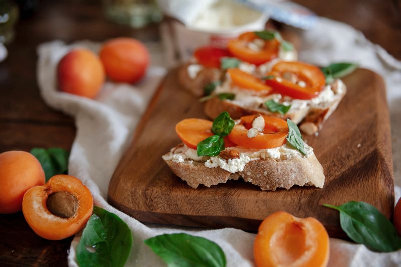 바게트에 크림치즈를 바르고 살구와 아몬드를 올렸어요! 간단하지만 예쁘고 맛있는 최애 까나페랍니다~ #과일카나페 #카나페 #살구카나페 #살구 #홈브런치 #브런치