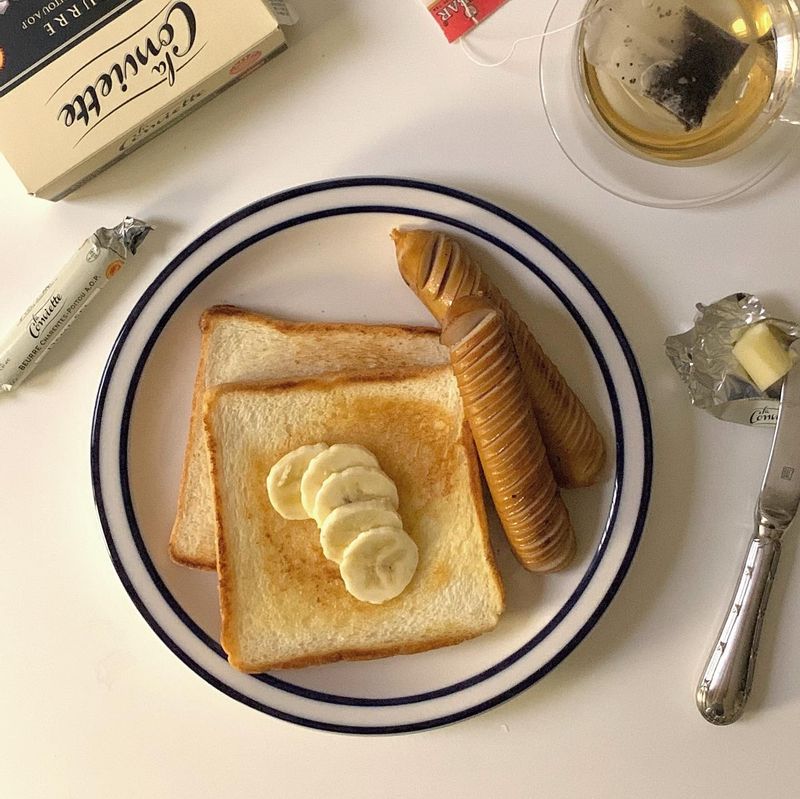 주말 아침에는 발뮤다로 겉바속촉 토스트해서 버터랑 뇸뇸뇸해요🍞🧈 늘 행복한 하루 보내세요 :)   #홈브런치 #토스트 #발뮤다 #라꽁비에뜨버터 #라꽁비에뜨 #토스터기