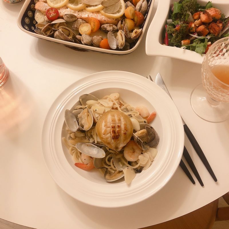 개인적으로 파스타 중에 가장 좋아하는 봉골레 파스타를 만들어봤어요. 그냥 바지락 만으로도 맛있지만 새우와 전복 버터 구이까지 더하면 제주 바다가 내 입안에 가득~ 맛있고 건강한 파스타가 된답니다. 손님 초대 요리, 홈파티 요리로 하면 절대 실패 없는 요리랍니다.  #봉골레파스타 #파스타 #봉골레 #전복파스타 #전복버터구이