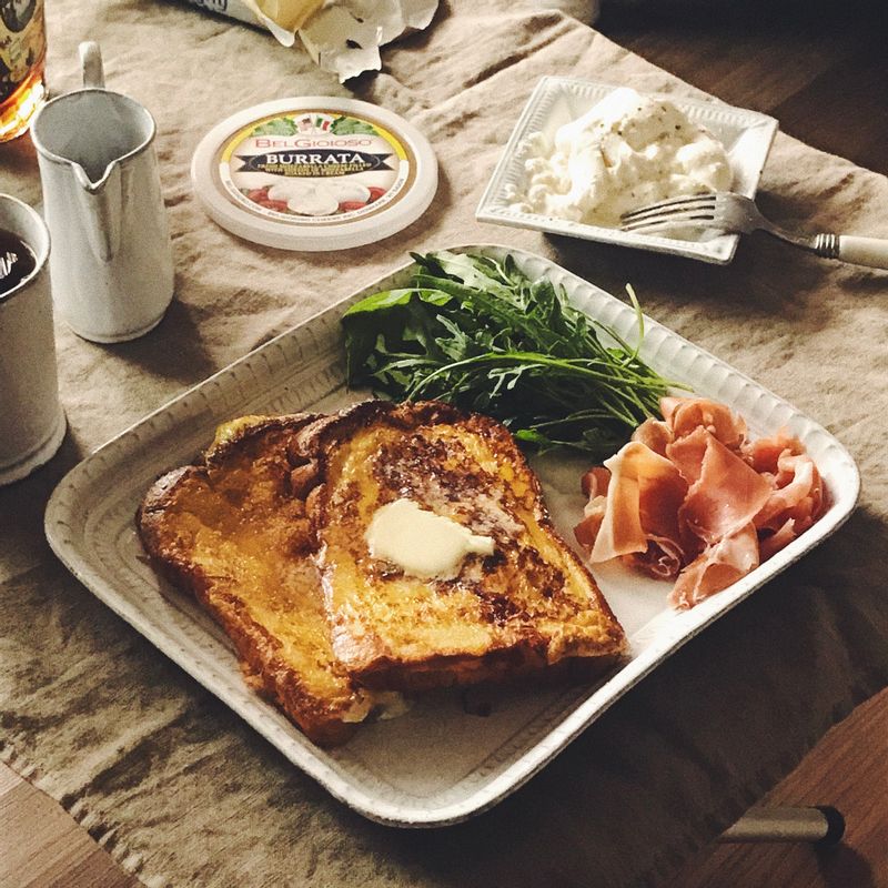 언제 먹어도 맛있는 프렌치 토스트. 주말 아침에 만들어 먹으면 더 맛있는 것 같아요. 하몽, 루꼴라, 부라타까지 곁들여 먹으니 맛이 더 풍부하고 좋았어요~ 이 조합으로 드셔보세요!  #프렌치토스트 #토스트 #toast #홈브런치 #브런치 #하몽 #루꼴라 #부라타치즈