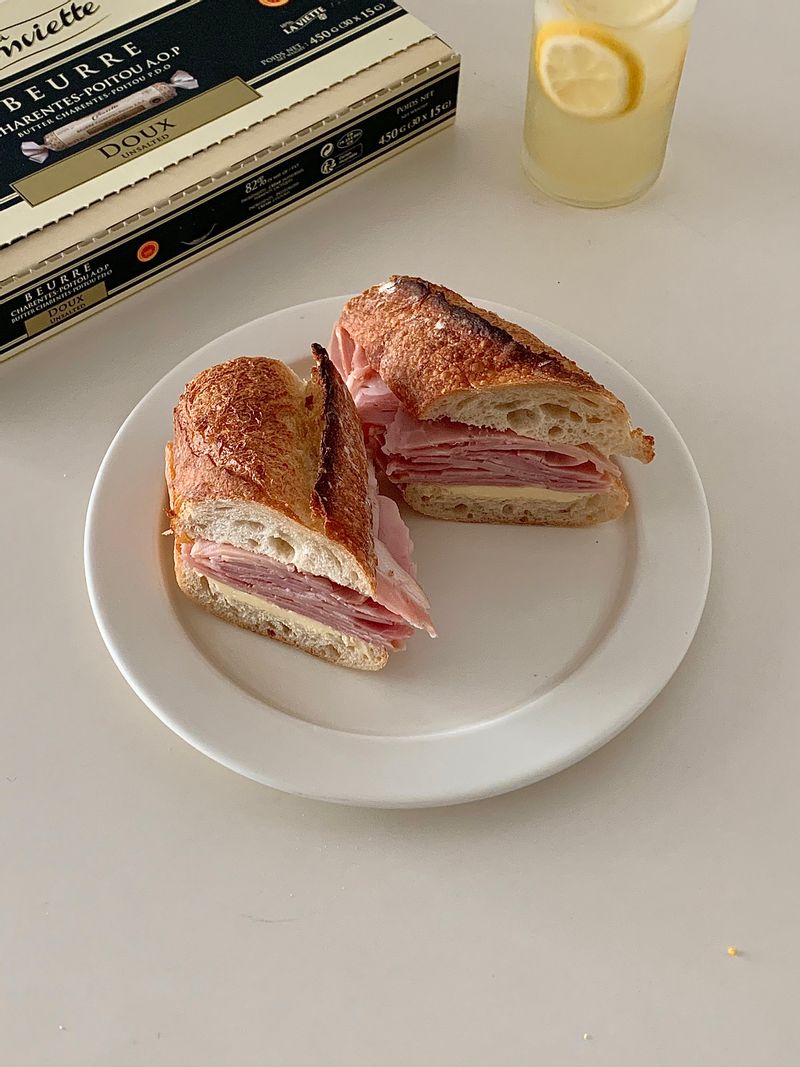 입천장 다 까질거 알지만 포기못하는 잠봉뵈르ㅠ.ㅠ 재료가 간단한 만큼 품질이 조아야하는데 그 중 저는 버터가 젤 중요하다 생각해요! 그래서 버터계의 에르메스를 듬뿍넣고 와아아앙!  #잠봉뵈르샌드위치 #잠봉뵈르 #라꽁비에뜨버터 #버터추천 #홈브런치 #브런치