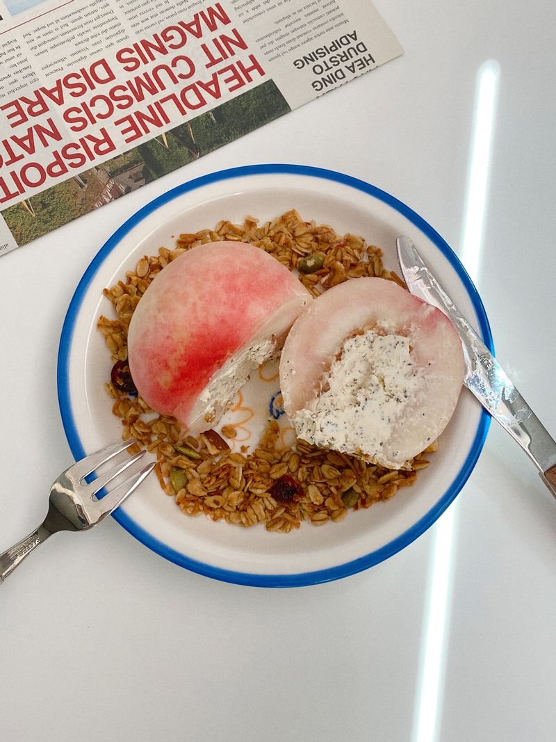 요즘 다시 핫해진 레시피죠? 저는 딱복이 좋아서 딱딱이복숭아로 도전했는데, 씨 빼다가 땀 삐질했어요🤣 그치만 맛있었다.. 이번에 만든 그릭요거트에는 홍차티백을 넣어서 복숭아랑 더 잘 어울렸어요🍑 그래놀라까지 올려서 먹으면 기분이 좋아지는 맛😌  #그릭복숭아 #그릭요거트복숭아 #복숭아디저트 #복숭아요거트 #요거피치 #그릭모모 #그릭요거트