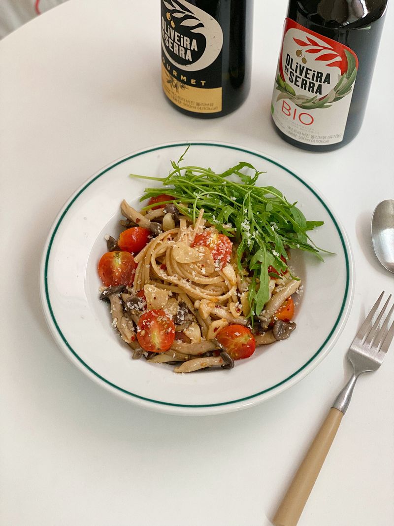 오일파스타가 먹고 싶어서 냉장고에 있던 재료를 털어서 만들었던, 일명 참타리버섯 방울토마토 오일파스타..?🤔 올리브오일이 맛있으면 재료가 심플해도 맛있게 먹을 수 있더라구요! 오일파스타의 맛을 이렇게 알아가는 건가 싶었어요💚 #오일파스타 #엑스트라버진올리브오일 #파스타레시피 #파스타 #참타리버섯 #방울토마토