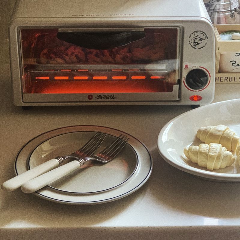 냉동된 상태로 에어프라이어에 15분만 돌려주면 맛있는 빵이 완성되는 이지잇 생지에요. 우유랑 먹으면 너무 맛있어서 아침마다 꺼내 먹곤한답니다! #홈카페 #이지잇생지 #브런치 #홈베이커리 #에어프라이어용생지 #크로와상 #크로와상생지 #냉동생지