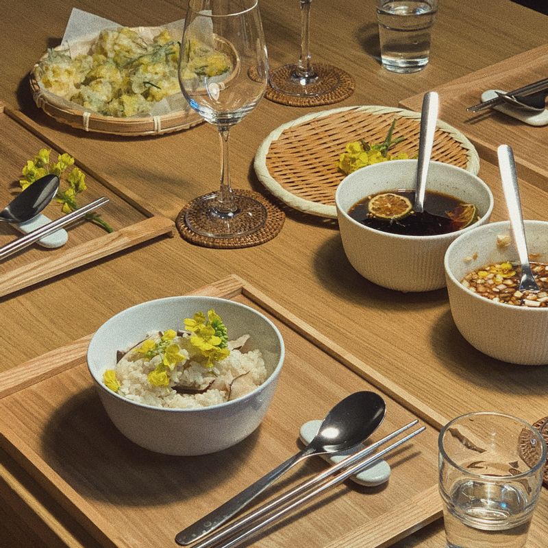 봄에 유채꽃으로 밥을 해먹었는데 비주얼도 너무 예쁘고 입안에 도는 향긋한 꽃내음이 너무 좋았어요. 유채꽃으로 튀김도 만들었는데 양념장에 찍어먹으니 정말 맛있었답니다. 제주도에 가시면 꼭 만들어 드셔보세요!  #유채솥밥 #유채꽃튀김 #솥밥 #유채꽃요리 #유채꽃 #제주맛집 #꽃튀김 #유채꽃밥 #봄음식