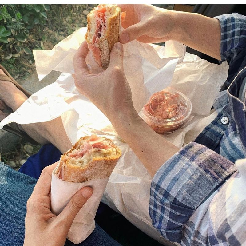 프랑스 국민샌드위치. 얇게 저민 햄과 버터, 바게트만 있으면 뚝딱 만들 수 있죠. 피크닉가서 먹기 딱 좋은 것 같아요! #잠봉뵈르샌드위치 #피크닉 #브런치 #잠봉뵈르 #샌드위치 #프랑스샌드위치