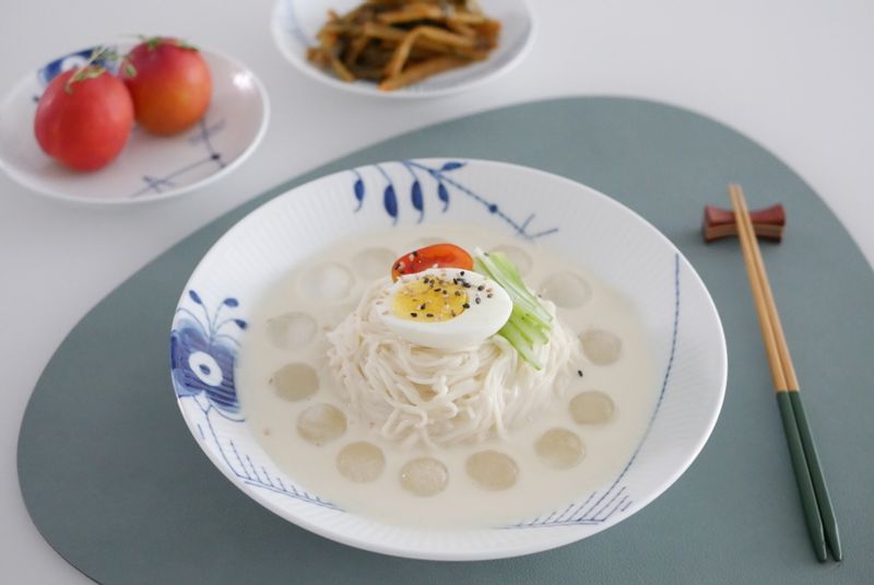 "여름이 가기전에 콩국수 :)
 엄마가 만들어주신 콩국물로 콩국수 만들어 먹었는데 너무 너무 고소하고 맛있었어요 
 콩국물만 먹어도 맛있어서 수시로 마셨네요 :)
 
 콩국수엔 오이가 빠지면 안되죠 ! 
 오이, 방울토마토, 계란 올리니 먹음직스러운 색감이 완성되었어요 !"  #콩국수 #여름별미 #콩국물 #면요리 #국수요리