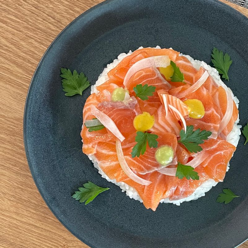 "떠먹는 연어초밥👩🏻🍳🍣
 먹기좋은 크기의 연어를 밥과 함께 맛있게 먹을 수 있는 연어초밥을 만들었어요!✨
 연어 위에 콕콕 올린 와사비와 연겨자가 포인트랍니다.
 
 📍단촛물 밥만들기
 식초 2, 설탕 1.5, 소금 0.5를 잘 섞고 전자레인지에 30초 정도 돌려주세요
 (비율을 참고하셔서 기호에 따라 조정해주셔도 됩니다!)
 밥에 단촛물을 넣어 잘 섞어주세요!
 
 ✔️밥을 접시위에 얇게 펴고 먹기좋은 크기로 썬 연어들을 올려주세요
 ✔️얇게썬 양파와 파슬리, 연겨자와 와사비를 데코해주시면 된답니다 "  #연어 #연어초밥 #연어지라시덮밥 #연어덮밥 #떠먹는연어초밥 #연어요리