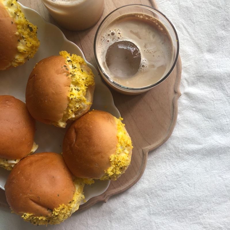 귀여운 달걀샌드위치🤍 제가 너무 사랑하는 레시피랍니다. 
 간편한데 모양은 귀엽고, 맛있어서 자주 해먹어요!   #샌드위치 #달걀샌드위치 #브런치 #홈브런치 #모닝빵