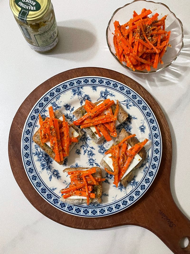 "아삭아삭 당근라페 샌드위치를 만들어 보았어요🥕🥪
바질페스토도 같이 곁들였더니 풍미가 가득해지면서 고급진 맛이었어요 :) 간단한 아침메뉴로 추천드려요😊" #당근라페 #샌드위치 #브런치 #당근라페샌드위치 #바질페스토