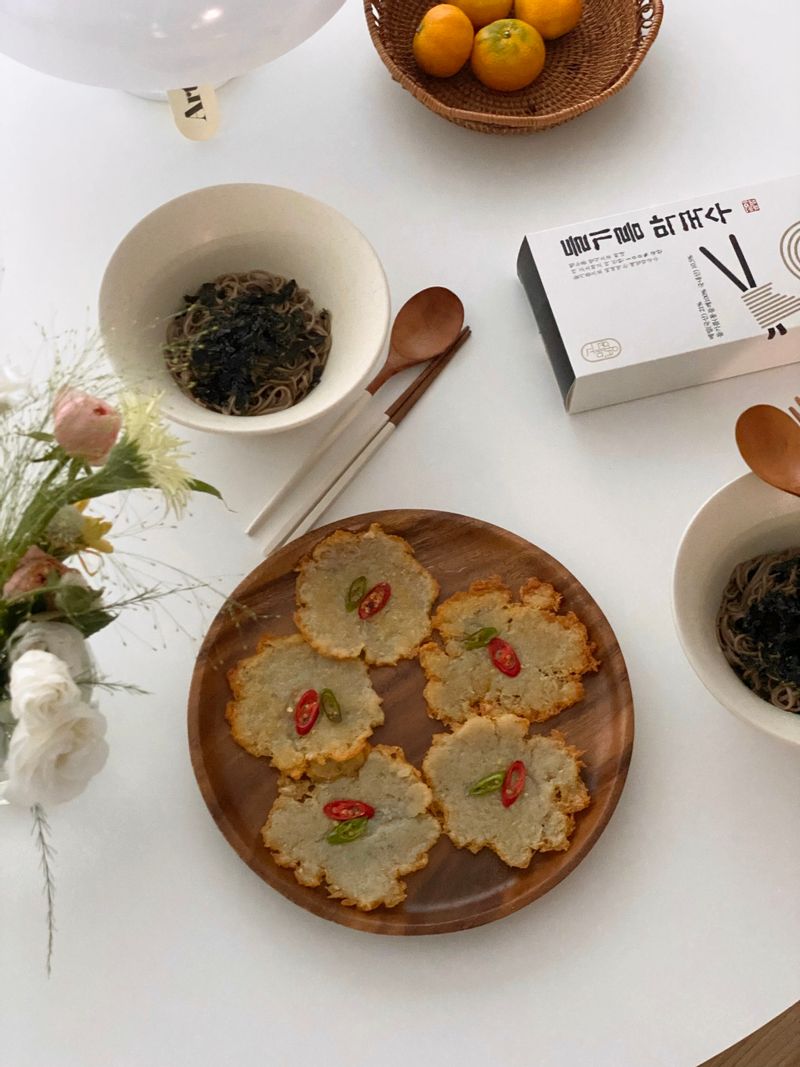 고메공방 들기름막국수/ 들기름 향이 솔솔 올라오는 고소한 들기름막국수랑 감자전 너무 잘 어울려요 🤎  #들기름막국수 #막국수 #메밀국수 #고메공방 #감자전