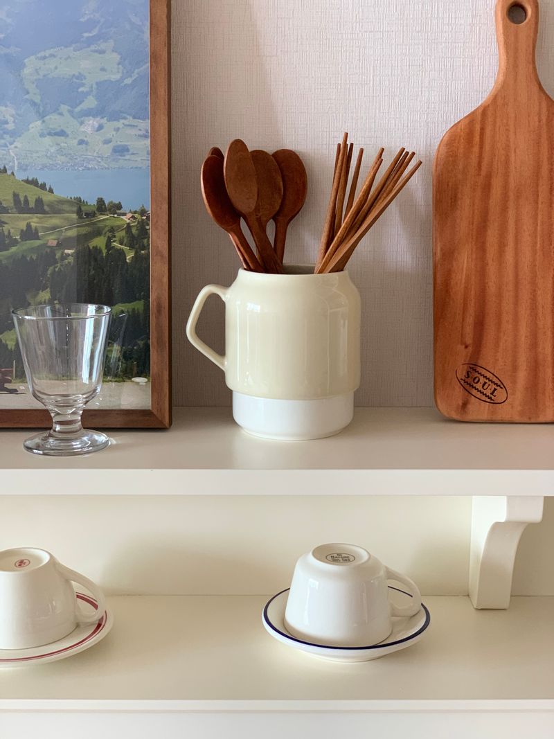 실버 수저세트들은 이쁘지도 않고 얇고 불편해서 사용하기 싫었는데 나무 수저를 들이고 나니 주방 분위기도 따뜻해지고 보기에도 훨씬 이쁜거 같아요 #천연옻칠수저 #수저세트 #나무수저세트