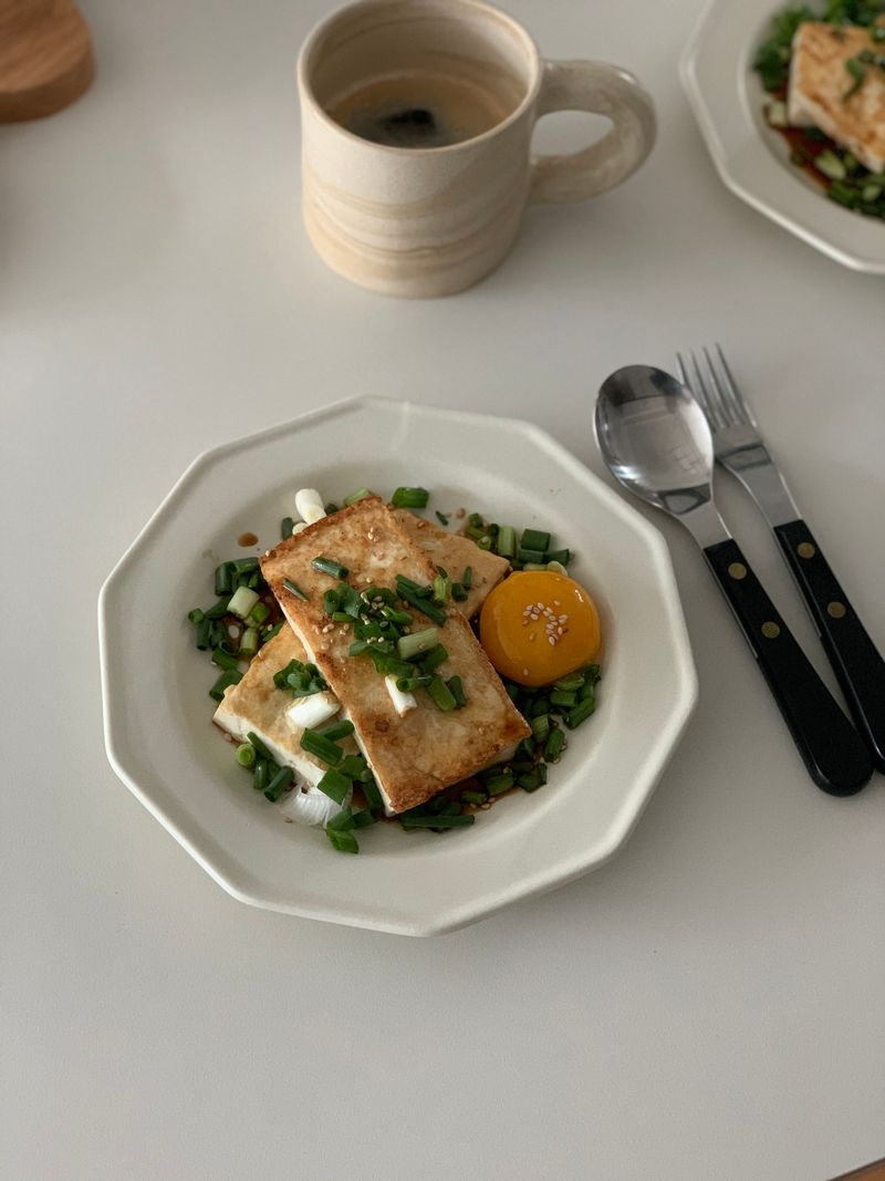 "🏷두부샐러드 
 두부의 재발견인 레시피예요 
 한국적이면서도 세련된맛이예요 
 다이어트 메뉴, 간단한 아침으로도 추천해요
 
 두부 구워서 
 간장 1 (저는 계란비빔 간장써요)
 들기름 1(참기름으로 대체해도 맛있어요) 
 통깨 반스푼 + 쪽파 + 계란 노른자 
 
 시즌에 따라 달래장을 얹어 먹어도 너무 맛있어요 "  #두부샐러드 #두부요리 #다이어트메뉴 #샐러드 #샐러드레시피 #두부