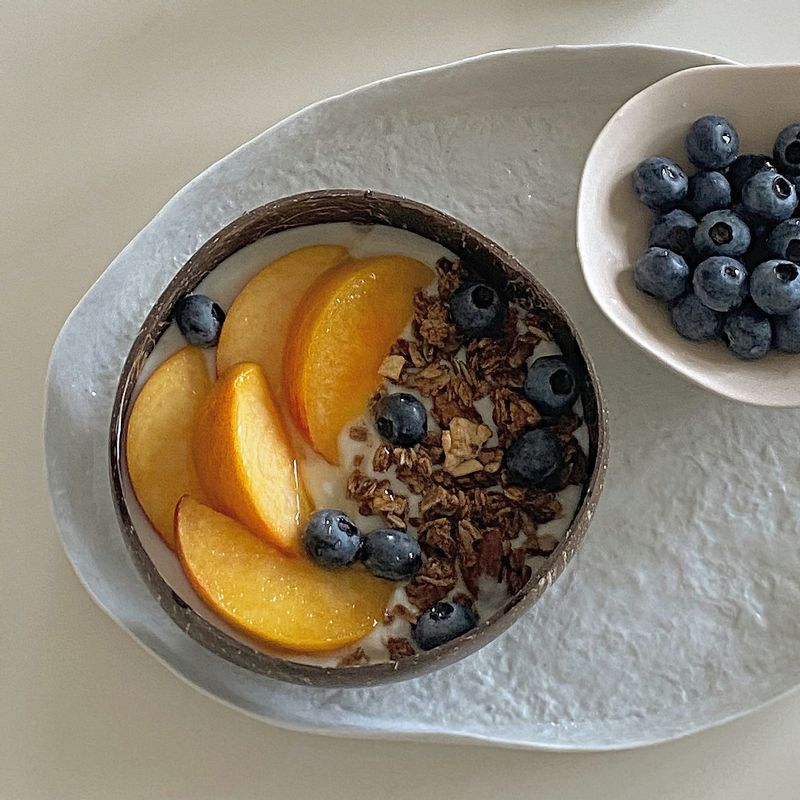 친환경 소재 코코넛볼에 그래놀라와 요거트, 복숭아를 넣어 주말 아침에 간단하게 식사 대용으로 먹었어요. 가벼우면서도 귀여워서 활용도가 높아요. 샐러드를 담아도 좋은 제품이에요. #코코넛보울 #그래놀라 #주말아침 #요거트 #복숭아