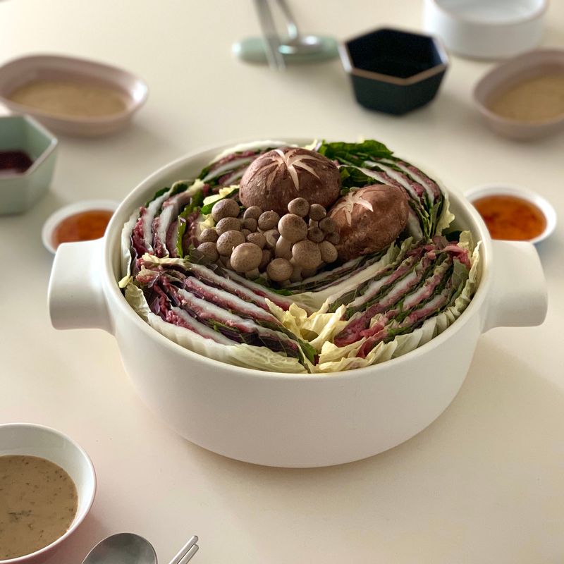 이열치열🔥 더운날엔 에어컨 틀고 뜨끈한 국물 요리로 몸보신해야죠💓 #여름보양식 #밀푀유나베 #스키야키 #밀키트