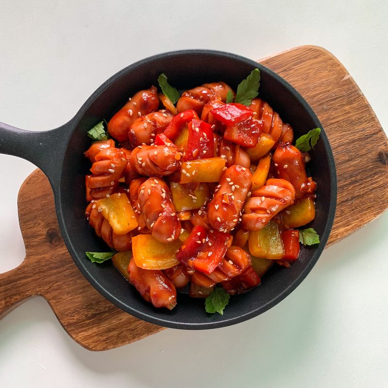 술안주, 밥반찬으로 훌륭한 소시지야채볶음,
아이들에게 가끔 해주는 특식이라 그런지 경쟁하듯 먹어치워 엄마에게 주어진 건 남은 채소뿐이었지만 그래도 행복한 식사였어요😄 #소시지 #소세지 #소시지야채볶음 #소세지야채볶음 #쏘야