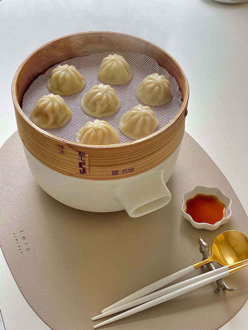 "아점으로 창화당 육즙소룡포를+_+
왜 한판만 찐거죠.. 순삭 🤣
짭쪼름한 육즙과 함께 부드러운 만듀
넘 맛있🥟🤍" #창화당육즙소룡포 #만두맛집 #소룡포만두 #만두찜 #소룡포 #창화당