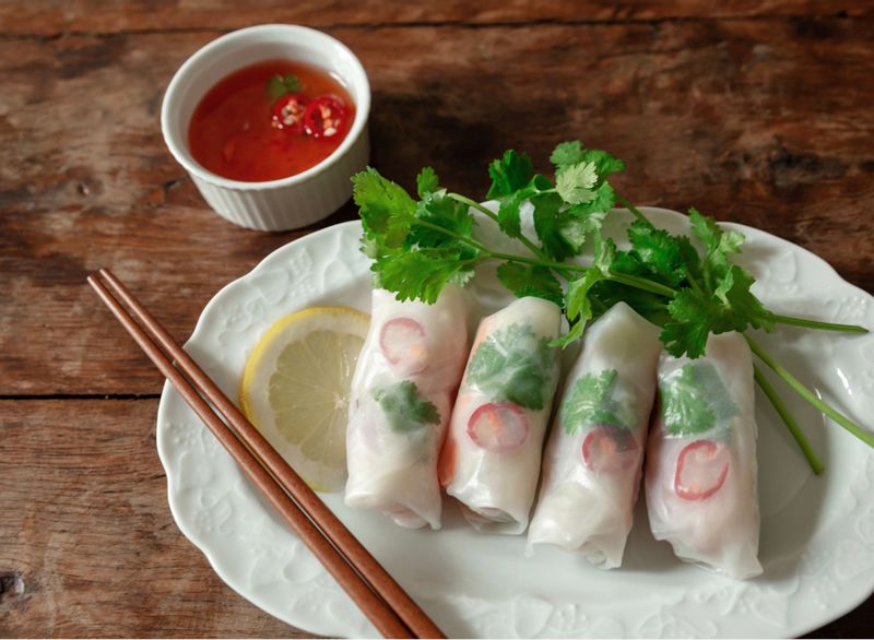 여름 메뉴로 딱인 우리의식탁 반미월남쌈을 만들었어요! 제가 좋아하는 고수도 듬뿍 넣어 더 맛있었답니다~!
소스는 칠리소스를 곁들였어요~ #월남쌈 #반미월남쌈 #월남쌈만들기