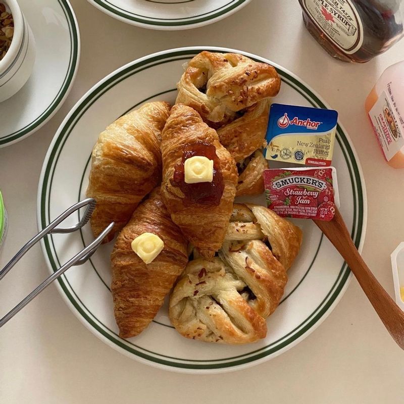 갓 구운 크로와상과 헤이즐넛 초코로 홈카페 즐기기🥐☕️  #홈카페 #크로와상 #빵