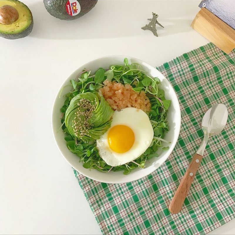 초록초록한 오늘 저녁은 #아보카도명란비빔밥 💚🥒🍃🍀  쉽고 간단하고 건강하고 맛있는 그런 메뉴라는 말씀 ! ☝🏻✨✨  #아보카도명란비빔밥 #명란비빔밥 #아보카도 #명란 #한그릇요리