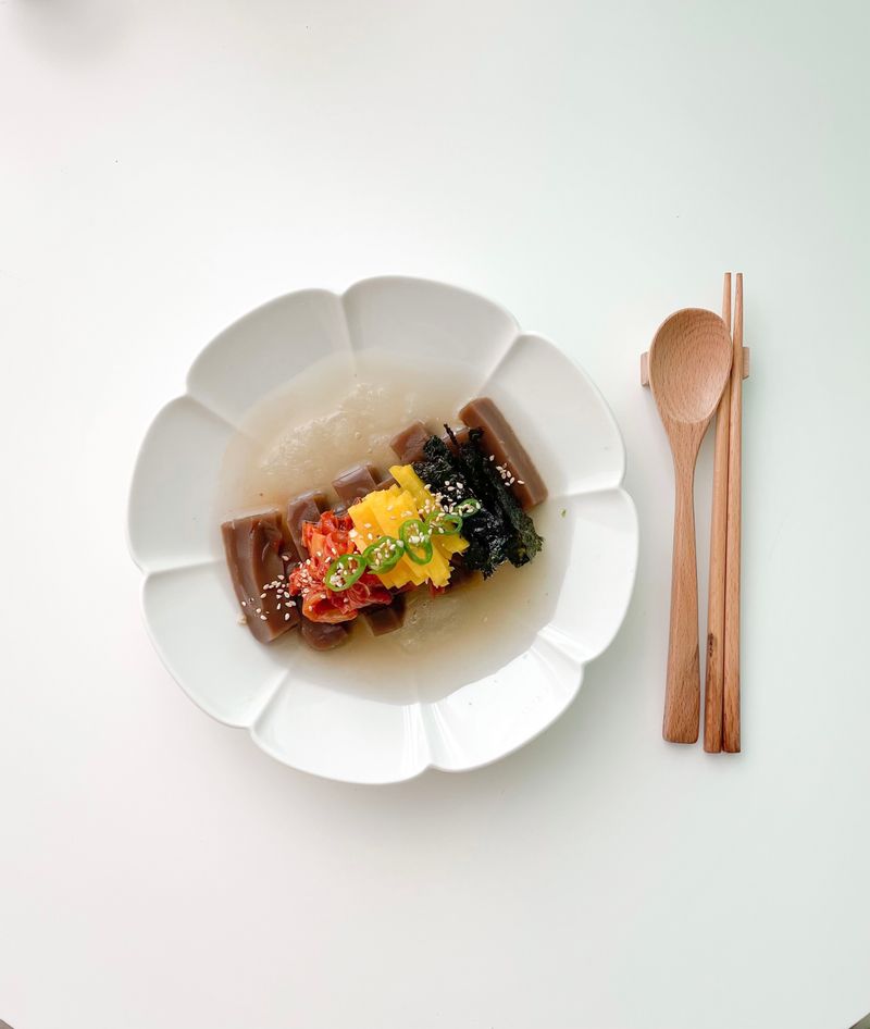 도토리묵밥
여름철에 냉면육수와 잘익은김치만 있다면
밥까지 말아서 뚝딱입니다
#도토리묵밥 #도토리묵 #도토리요리 #여름음식