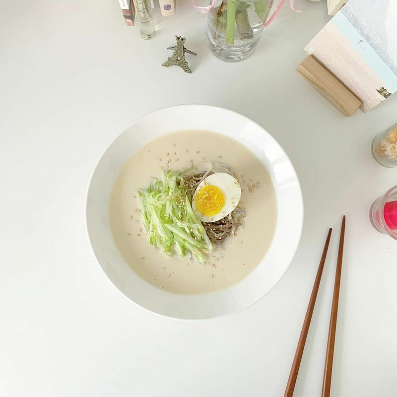 메밀면이랑 통밀소면 반반 섞어서 후루룩 〰️ 역시 여름엔 콩국수야 ,, 아악 넘 꼬숩고 넘 맛있다 !!!! (;´༎ຶД༎ຶ`) 🤍🤍🤍 얼음까지 동동 띄웠으면 더 시원했을텐데 그게 살짝 아쉽지만 ! 충분히 만족스러운 오늘 저녁 🤤 8월도 끝나가는데 여름아 이제 얼른 지나가렴 ~~  #콩국수 #메밀면 #통밀소면 #여름별미 #콩국수맛집