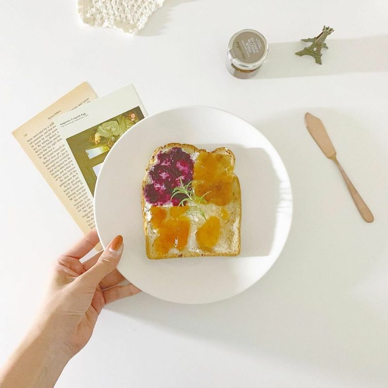 4색 토스트,, ♥ 식빵 한 쪽에 그릭요거트 + 덜 달게 만든 홈메이드 잼 스-윽ㄱ ! 포도 / 무화과 / 복숭아 / 사과 까지 좋아하는 과일 다 모였다 ₍₍ ( ๑॔˃̶◡ ˂̶๑॓)◞♡  #4색토스트 #토스트 #홈카페 #홈브런치 #온더테이블 #홈메이드잼 #과일잼