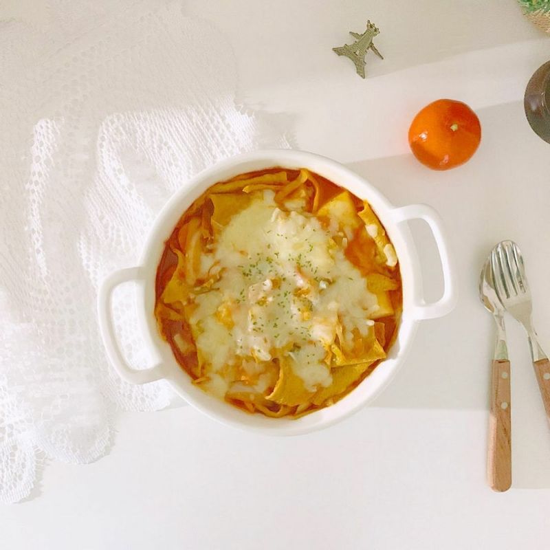 오랜만에 치즈 올려서 덕복희❣️,, 밀떡보단 쌀떡파라 가래떡 숭덩숭덩 썰어넣고 어묵 듬뿍 야채 듬뿍 넣고 만들면 👩🏻🍳➰ 이게 바로 코리안 소울푸드 ㅠ✨ 하루 스트레스 다 날아가욥 🌬  #떡볶이 #국물떡볶이 #쌀떡볶이 #분식 #온더테이블