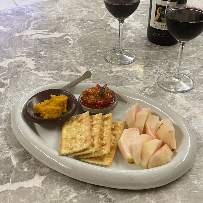 "한번 맛보고 너무 맛있어서 계속 먹었어요~ 전 파프리카 쥬키니가 제 입맛에 딱이였어요~
 오픈샌드위치로 먹어도 너무 맛있구요~ 전 와인안주로 먹었답니다! 우리집 냉장고에 쟁여두고 싶은 처트니였어요:)"  #와인 #와인안주 #처트니 #영국식처트니 #홈카페