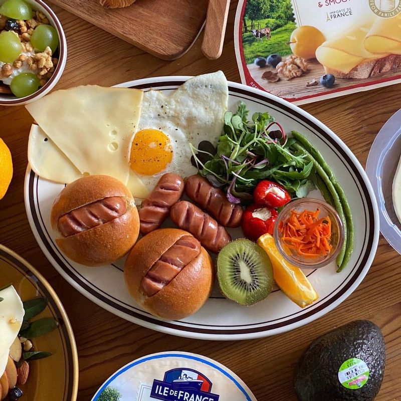모닝빵에 비엔나소시지 끼우고, 써니사이드 업🍳 
 그리고 치즈🧀 좋아하는 것들로 채운 브런치 플레이트💛  #온더테이블 #홈브런치 #브런치 #브런치플레이트