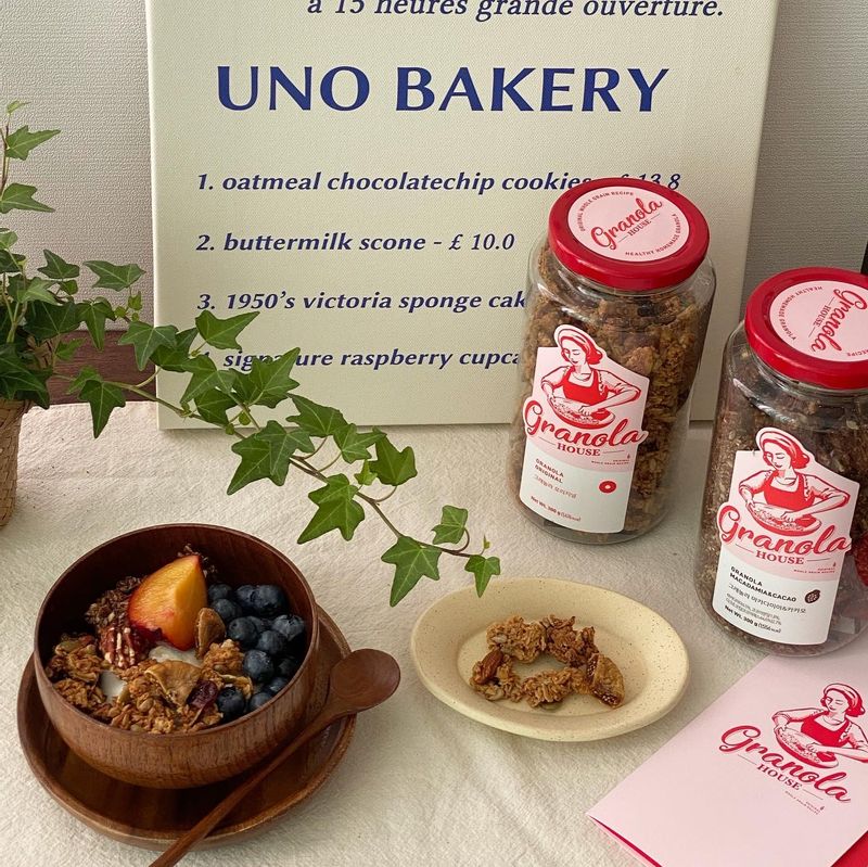 꾸덕한 그릭요거트와 그래놀라 조합은 언제나 옳아요 :) 
 두툼하고 투박한 그래놀라하우스 는 건조 무화과와 고소한 견과류들이 
 잘 어우러져 자꾸만 먹게 되는 그런 맛이랍니다 ! 
 그릭요거트에 그래놀라 모닝밀로 어떠세요 😚🧡  #그래놀라 #수제그래놀라 #요거트볼 #그래놀라추천