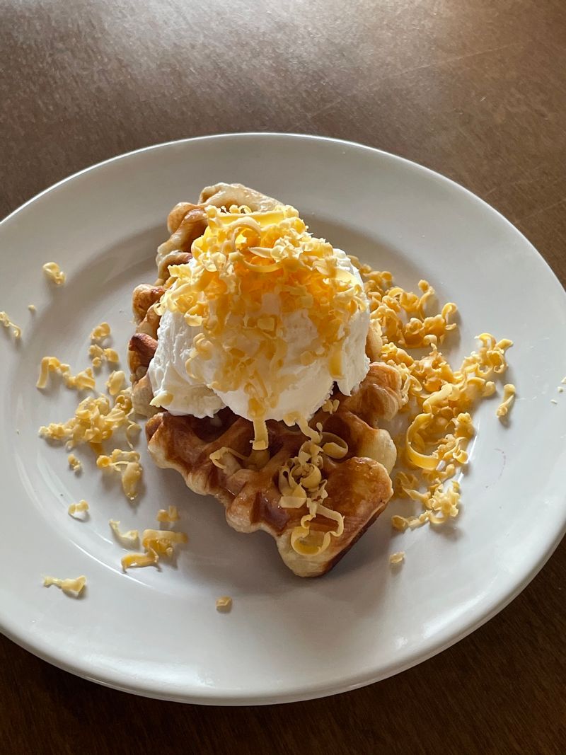 언제 먹어도 질리지 않는 크로플! 토핑으로 아이스크림을 올려 짭잘달콤한 브라운치즈를 뿌려 더욱 맛있게 즐겨보세요 :)  #크로플 #브라운치즈 #아이스크림크로플 #브라운치즈크로플 #홈카페 #홈디저트