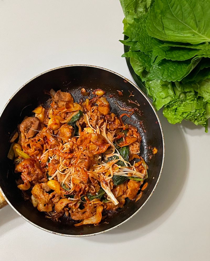 "오늘의 저녁 메뉴! 고추장제육볶음을 해먹어 보았어요. 상추, 깻잎에 야무지게 싸서 맛있게 먹었답니다 :)" #제육볶음 #돼지고기요리 #고추장제육볶음 #제육쌈밥 #한식 #집밥