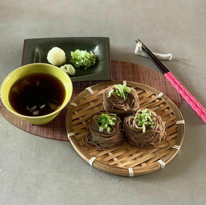 어제 마지막 계란을 꺼내 먹고 남은 아지타마고소스는 국수 말아서 알뜰하게 먹는다.
가다랑어포와 다시마로 육수 내어 간장 액젓 맛술 설탕으로 간한 소스는 우리 아들이 밥먹다 원샷 하는 맛
시원한 무 갈아 넣고 좋아하는 와사비 넣어 차갑게 말아 오늘도 맛있게 먹기! #이찌방다시 #판모밀 #모밀국수 #메밀국수 #일식 #집밥 #홈스토랑