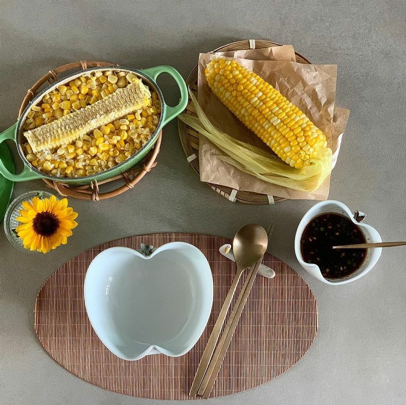 초당옥수수를 먹을때가 되었다!
 먹는건 이렇게 철 따라 잘 찾아먹는 녀자
 원래 찰옥수수 파인데 옥수수밥은 초당 옥수수가 최고!
 옥수수 싫어하는 딸래미 없을때 옥수수밥 해먹기  #초당옥수수솥밥 #옥수수밥 #초당옥수수 #제철음식 #집밥 #홈스토랑 #옥수수