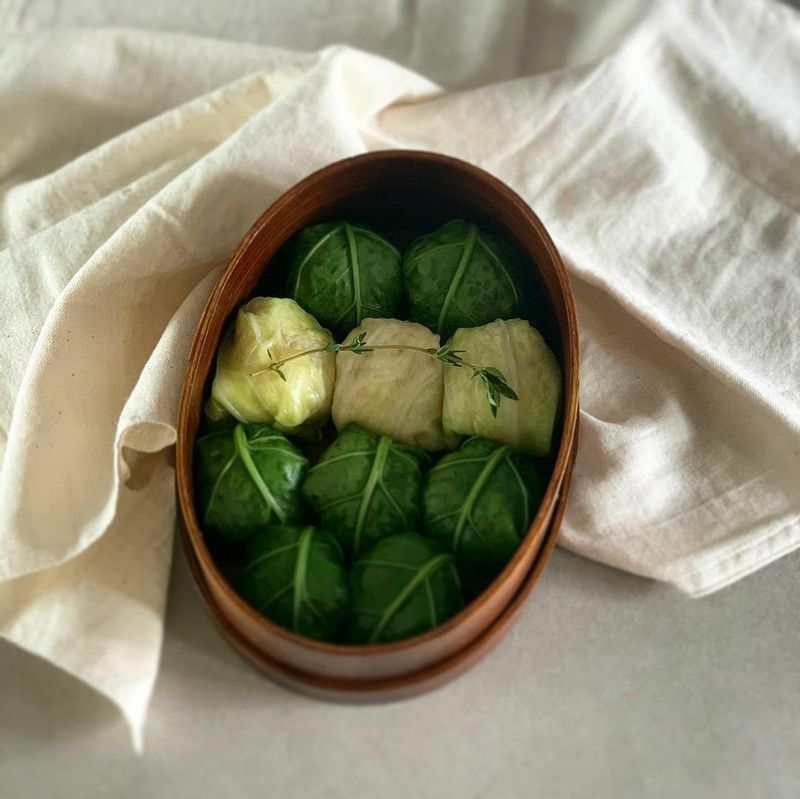 케일과 양배추를 데쳐서 동글동글 쌈밥을 만들면 한입에 쏙쏙 먹기도 좋고 보기도 좋아요. #케일쌈 #양배추쌈 #주먹밥 #집밥 #홈스토랑