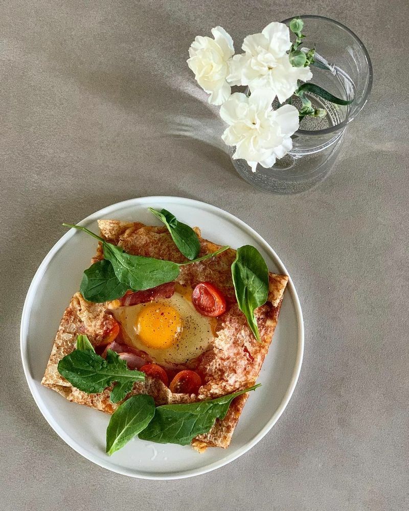 티비를 보다 생소한 음식이름들이 나오면
👩🏻🦱저거 몰라? 엄마가 저번에 해줬었잖아!
👦🏻👩🏻언제? 우리가 먹었어?
👩🏻🦱....
그래서 요즘은 음식 해줄때마다 이름 각인시키기 이거슨 갈레트야 갈레트크레페 알았지?
저번에 먹은건 크렘브륄레고 기억해!!
#갈레트 #크레페 #갈레트크레페 #딸래미간식 #홈브런치 #홈스토랑